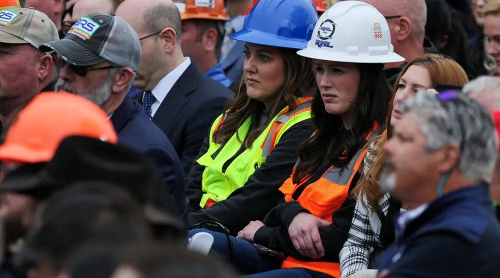 عمال يستمعون للرئيس الأميركي دونالد ترمب حول التعريفات الجمركية في البيت الأبيض بواشنطن 2 أبريل 2025 (رويترز)