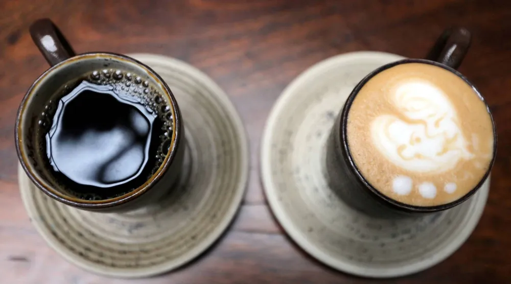 كوب من القهوة وآخر من الكابتشينو في كولومبيا (رويترز)