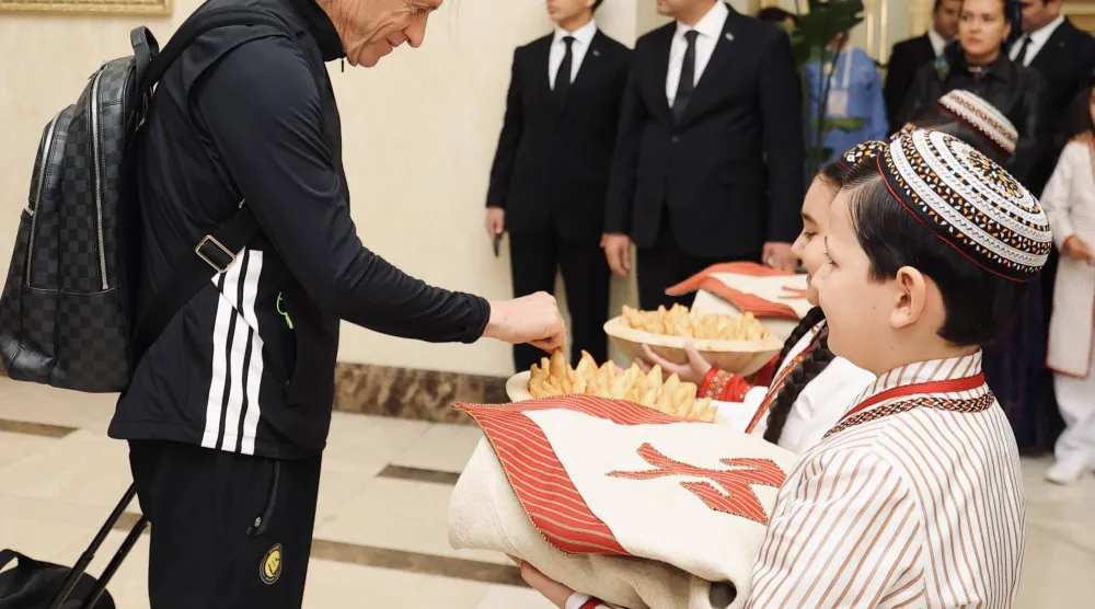 خيسوس يتناول بعض المعجنات عقب وصوله إلى عشق آباد الثلاثاء (نادي النصر)