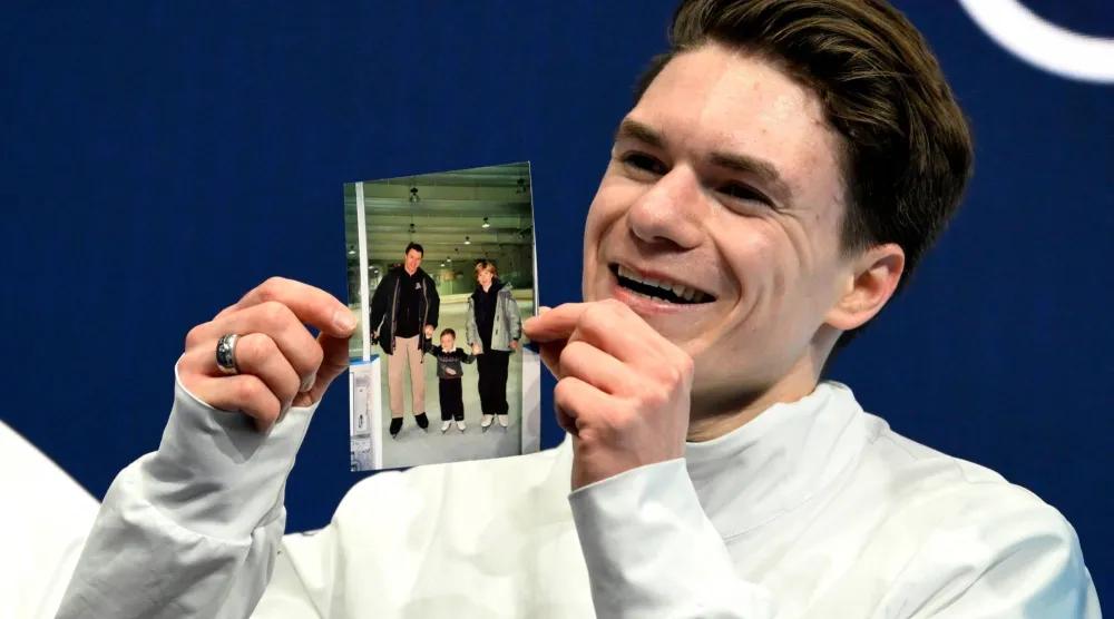 قال للصحافيين إنه شعر بحضور والديه اللذين توفيا في تحطم طائرة (أ.ف.ب)