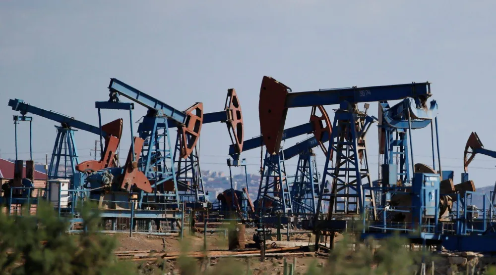 رافعات ضخ النفط في حقل على شواطئ بحر قزوين في باكو (رويترز)