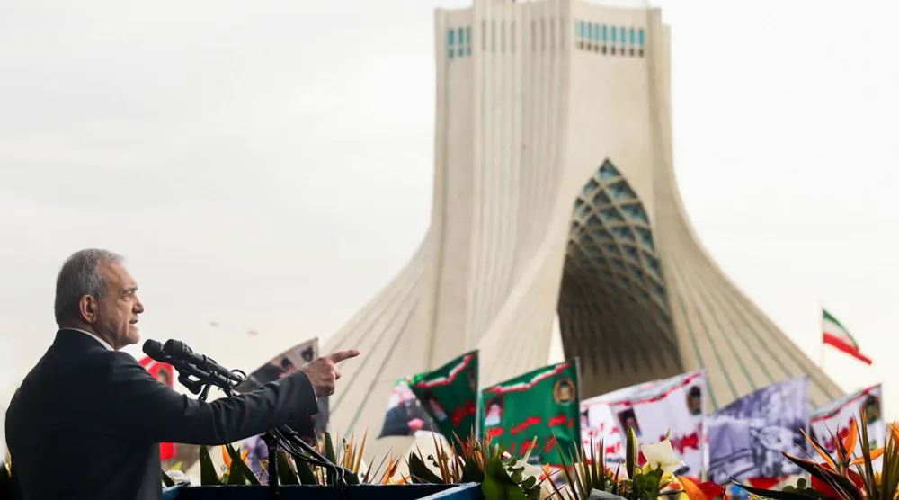 بزشكيان يُلقي كلمة خلال مراسم إحياء ذكرى الثورة في ميدان آزادي (الحرية) غرب طهران (الرئاسة الإيرانية)