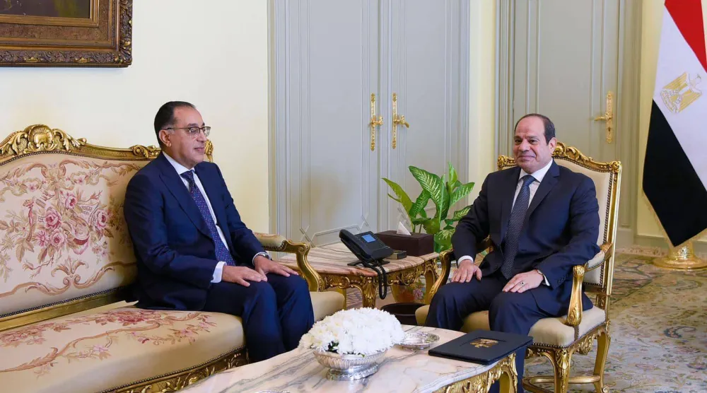 الرئيس المصري عبد الفتاح السيسي ورئيس الوزراء مصطفي مدبولي في لقاء سابق (أرشيفية - الرئاسة المصرية)