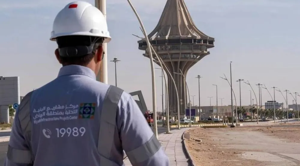 أحد العاملين في مركز مشاريع البنية التحتية بمنطقة الرياض أثناء متابعة سير بعض المشاريع (واس)