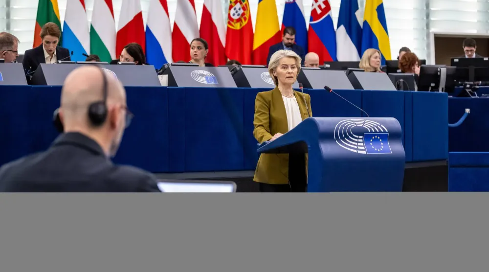 فون دير لاين تتحدث خلال مناقشة حول الإجراءات العاجلة لإنعاش القدرة التنافسية للاتحاد الأوروبي (إ.ب.أ)