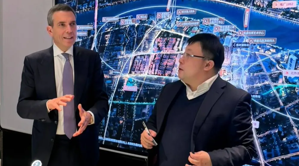 الرئيس التنفيذي لـ«دار غلوبال» زياد الشعار أثناء الزيارة (الشركة)