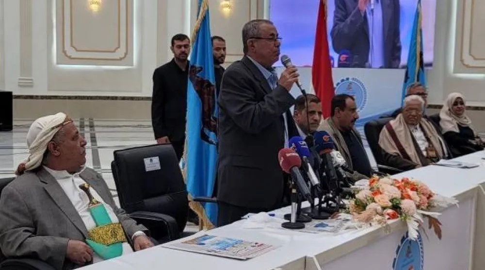 القيادي بحزب «المؤتمر» صادق أبو راس خلال فعالية في صنعاء (الشرق الأوسط)