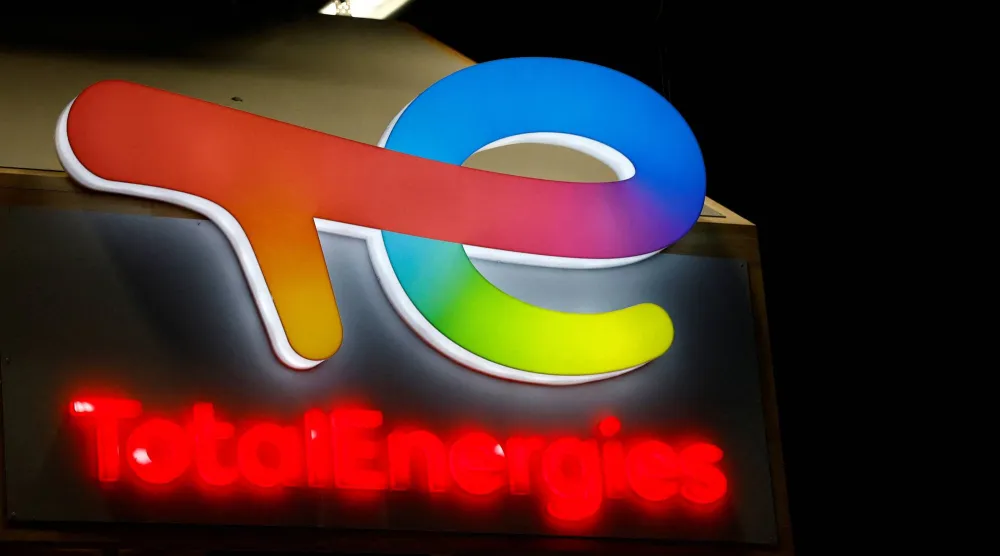 شعار «توتال إنرجيز» عشية افتتاح معرض باريس الدولي للزراعة (رويترز)