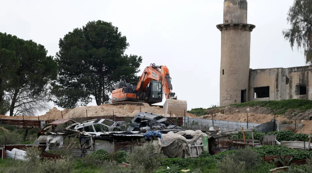 جرافة إسرائيلية تقوم بتجهيز طريق في مستوطنة صانور بالقرب من مدينة جنين في الضفة الغربية يوم 10 فبراير 2026 (إ.ب.أ)