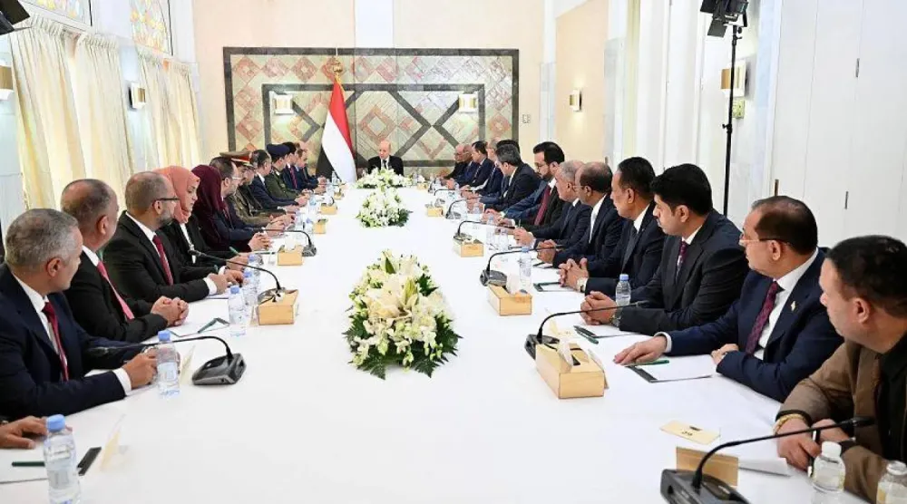 من لقاء العليمي بالحكومة الجديدة بعد أدائها اليمين الدستورية (سبأ)