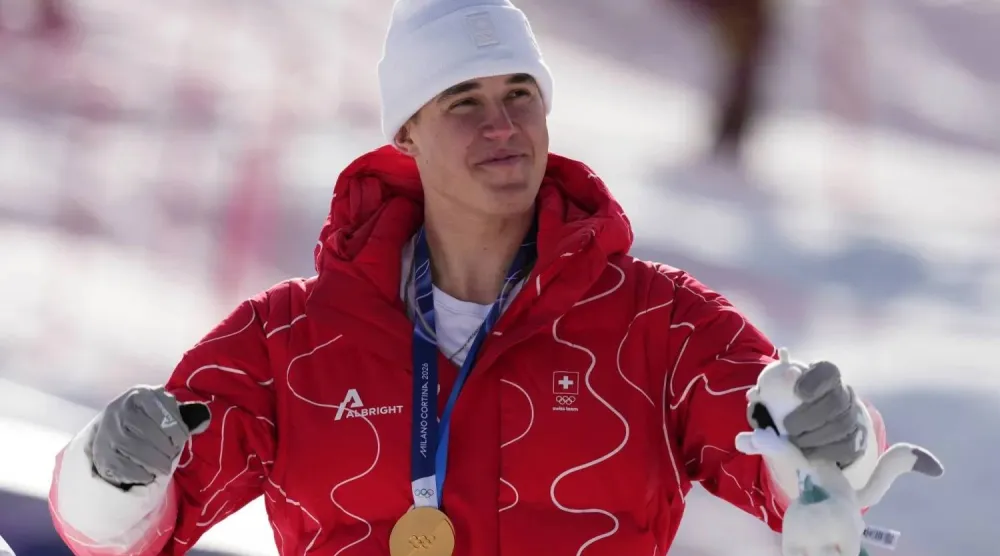 السويسري فرانيو فون ألمن يحتفل بذهبية سباق التعرج (أ.ب)