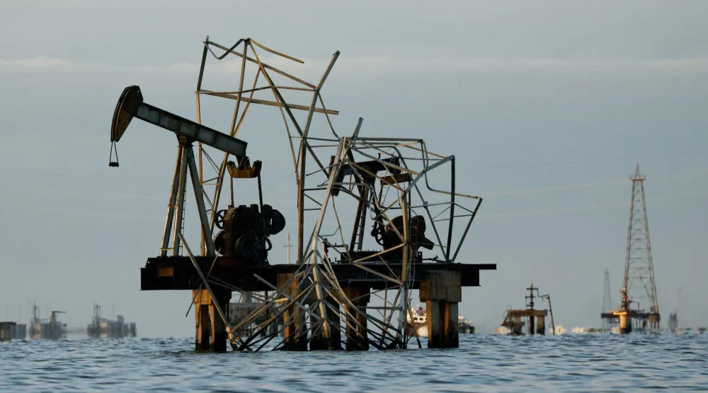 مضخات نفط مهجورة متضررة بمرور الوقت في حقل تابع لشركة النفط الحكومية الفنزويلية PDVSA على بحيرة ماراكايبو 27 يناير 2026 (رويترز)