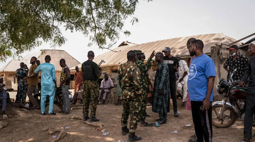 قوات نيجيرية في ولاية كوارا بعد الهجوم الإرهابي على القرية المسلمة (أ.ف.ب)