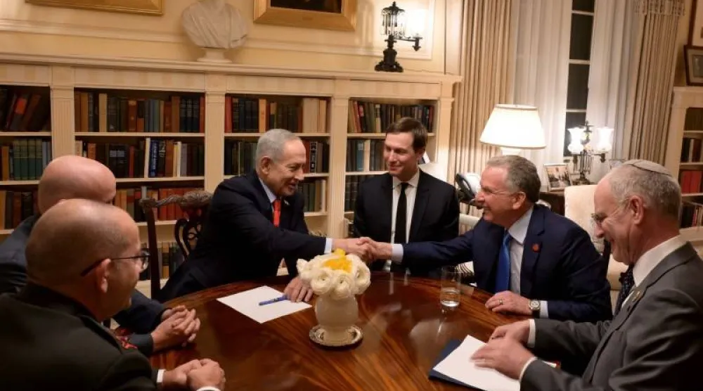 صورة نشرها مكتب رئيس الوزراء الإسرائيلي من لقائه مع ستيف ويتكوف، المبعوث الأميركي الخاص وجاريد كوشنر صهر ترمب في واشنطن مساء الثلاثاء 