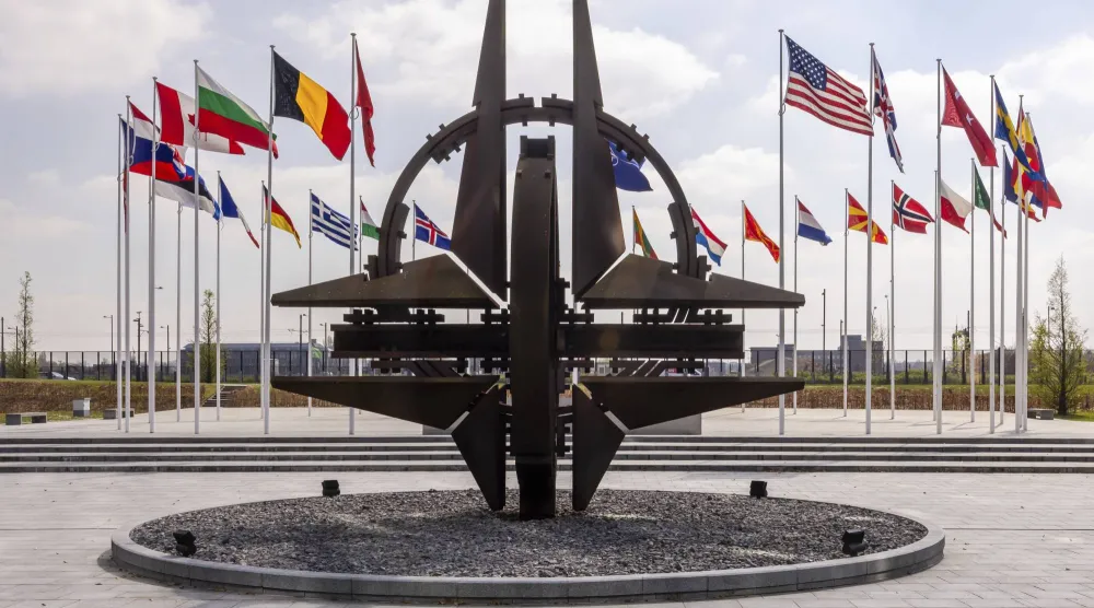 أعلام الدول الأعضاء بـ«ناتو» أمام مقر الحلف في بروكسل (أ.ب)