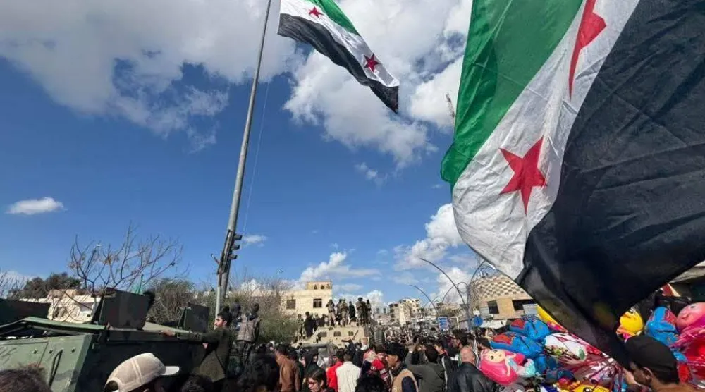 رفع العلم السوري على سارية دوار الإطفائية وسط مدينة الرقة بحضور شعبي ورسمي اليوم الأربعاء (الإخبارية السورية)