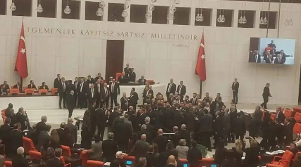 اشتباك بالأيدي بين نواب الحكومة والمعارضة في البرلمان التركي خلال أداء وزيرين جديدين اليمين الدستورية (من البث المباشر للجلسة)
