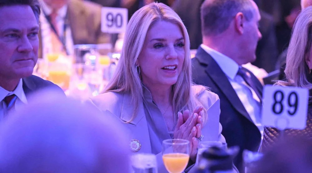 وزيرة العدل الأميركية بام بوندي قبل كلمة للرئيس دونالد ترمب في واشنطن يوم 5 فبراير 2026 (أ.ف.ب)