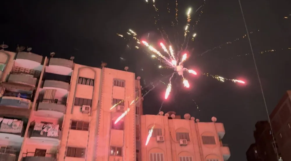 الألعاب النارية تنتشر في الأحياء الشعبية بمصر (تصوير: عبد الفتاح فرج)
