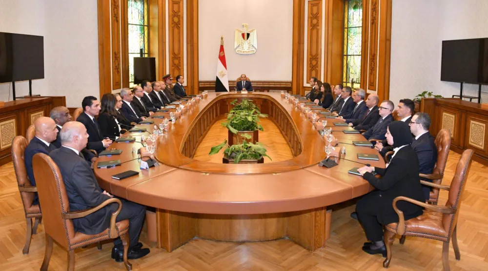 الرئيس عبد الفتاح السيسي مجتمعاً الأربعاء بالوزراء الذين أدوا اليمين الدستورية (الرئاسة المصرية)