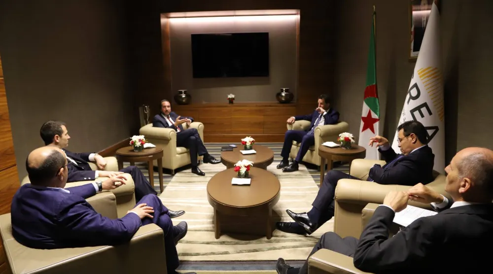 اجتماع سابق لأطر «ميديف» الفرنسي ومجلس التجديد الاقتصادي الجزائري في مايو 2022 (منظمة أرباب العمل الجزائرية)