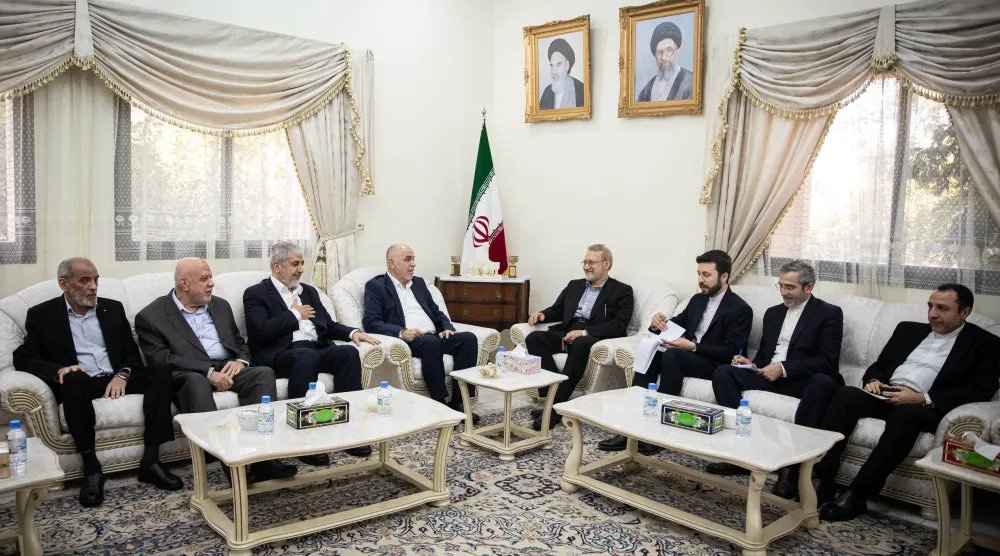 جانب من لقاء الوفد الإيراني ووفد من حركة «حماس» في الدوحة (موقع لاريجاني)