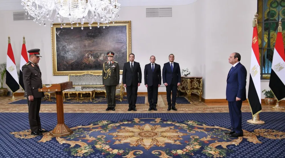 الفريق أشرف زاهر أثناء أدائه اليمين الدستورية أمام الرئيس عبد الفتاح السيسي الأربعاء (الرئاسة المصرية) 