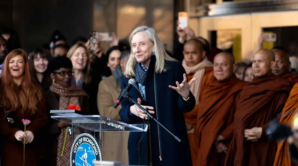 حاكمة فيرجينيا أبيغيل سبانبرغر تتحدّث خلال فعالية في ريتشموند يوم 2 فبراير (أ.ب)