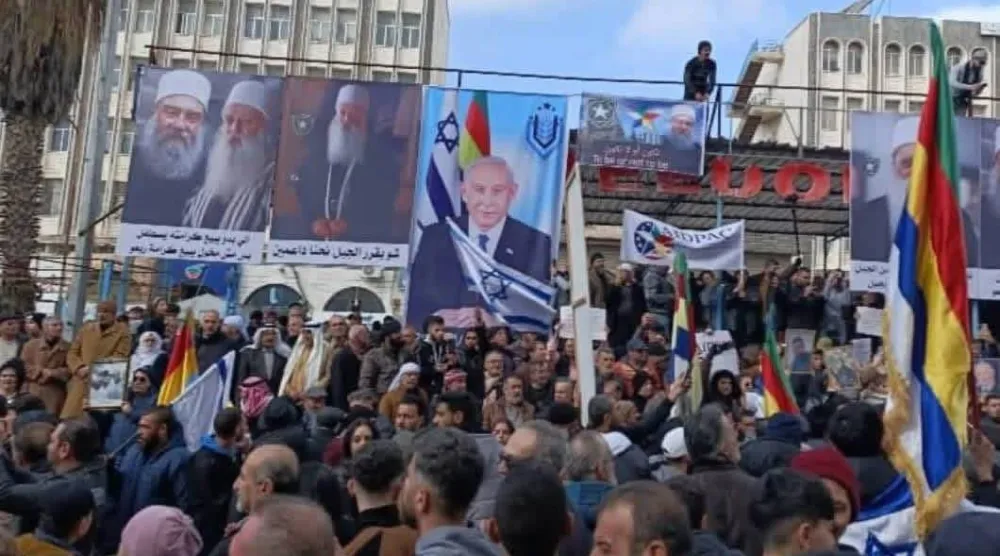 لافتة كبيرة لبنيامين نتنياهو في مظاهرات مؤيدي الهجري الأخيرة (متداولة)