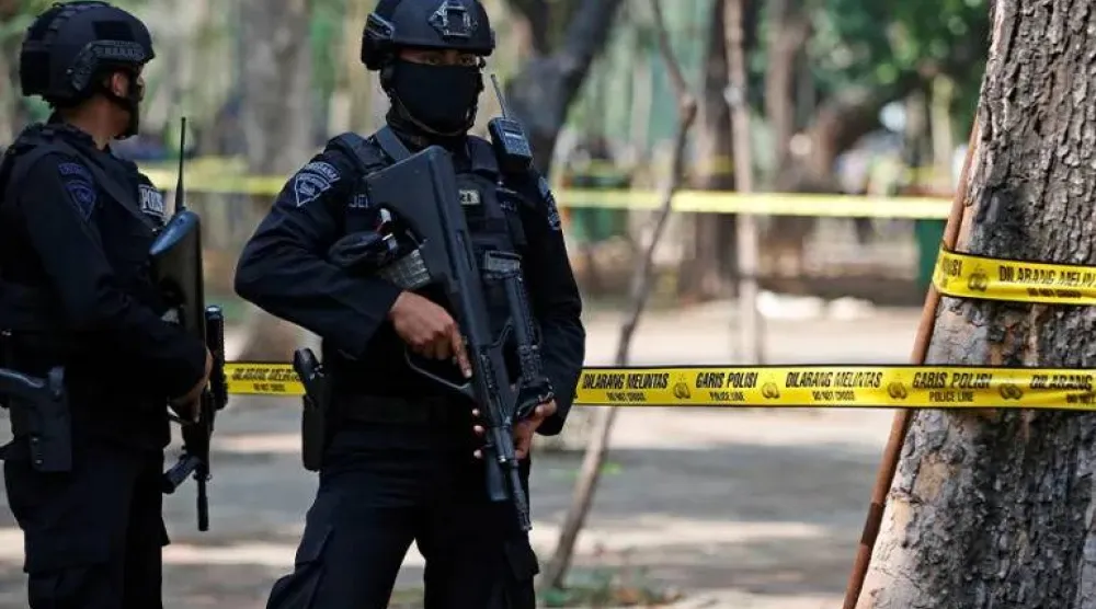 قال متحدث باسم الشرطة الإندونيسية إن طياراً ومساعد طيار لطائرة تجارية صغيرة لقيا مصرعهما بعد أن أطلق مهاجمون النار على طائرة لدى هبوطها بمطار في بابوا الجنوبية شرق إندونيسيا صباح الأربعاء (رويترز)