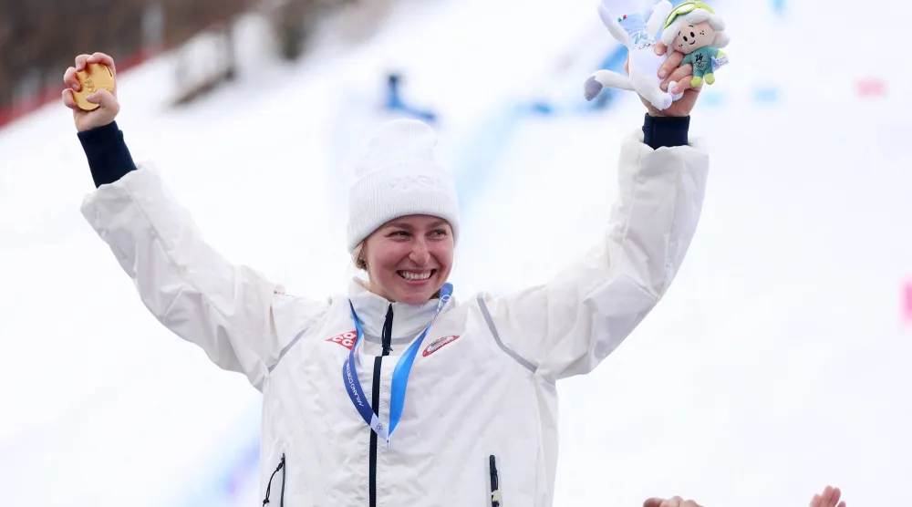 الأميركية إليزابيث ليملاي تحتفل على منصة التتويج (رويترز)