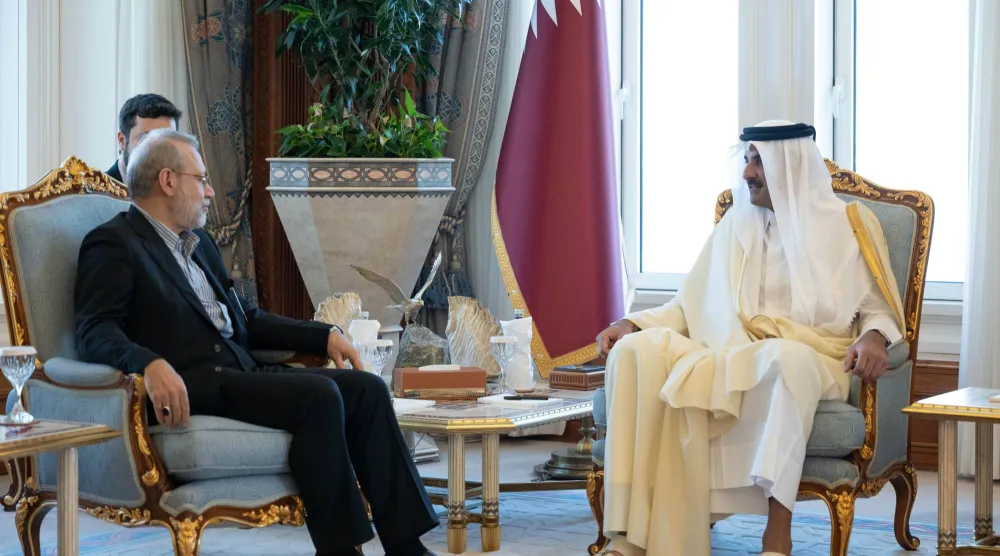 الشيخ تميم بن حمد آل ثاني أمير دولة قطر يستقبل أمين مجلس الأمن القومي الإيراني علي لاريجاني في الدوحة الأربعاء (الديوان الأميري)