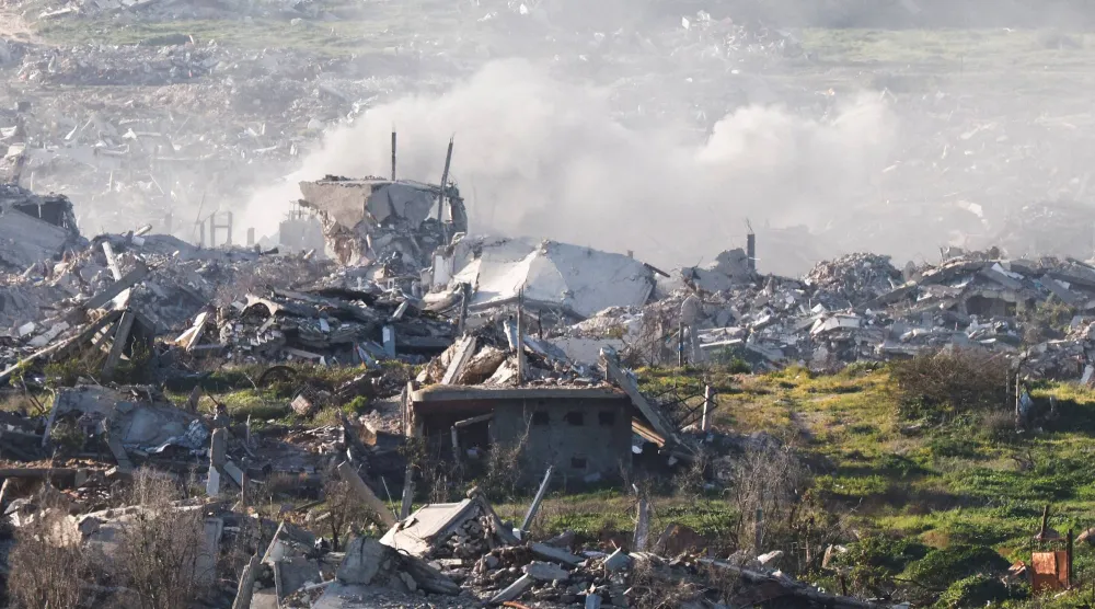 الدخان يتصاعد من غزة عقب انفجار كما يُرى من الجانب الإسرائيلي من الحدود (رويترز)