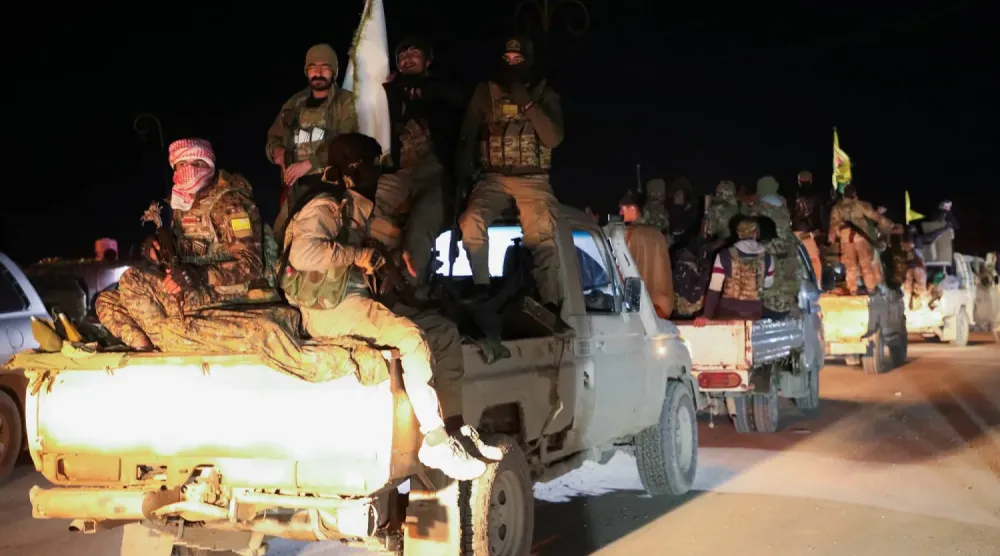 Bir grup SDG’li, Haseke'deki cepheden çekilirken (Reuters)