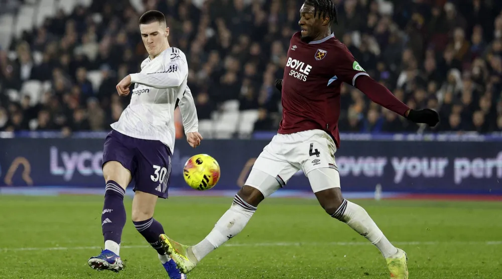 سيسكو (يسار) يسجل الهدف الذي أنقذ يونايتد من السقوط أمام وست هام (رويترز)