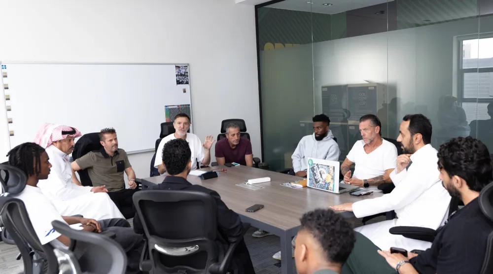 جانب من الاجتماع الفني الذي عقده الجهاز المساعد لمدرب المنتخب السعودي مع لاعبي الهلال (الشرق الأوسط)
