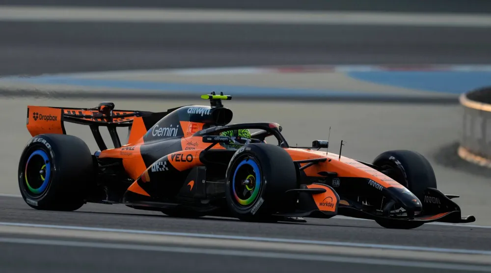 لاندو نوريس سائق فريق ماكلارين البريطاني يقود سيارته خلال اختبارات ما قبل انطلاق موسم الفورمولا 1 على حلبة البحرين (أ.ب)