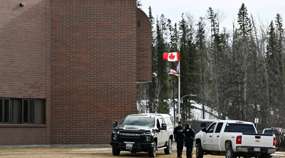 ضباط الشرطة خارج المدرسة التي شهدت إطلاق النار المميت في مقاطعة كولومبيا البريطانية بكندا (رويترز)