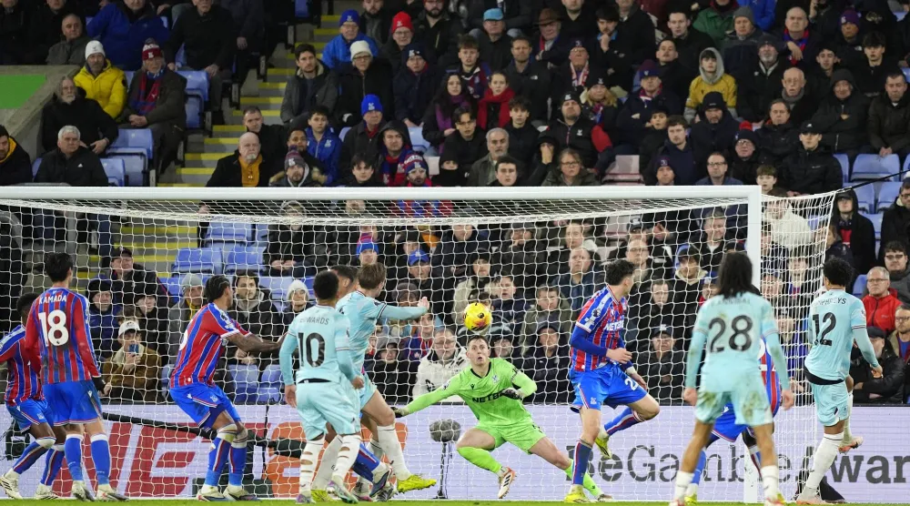 شير همفريز لاعب بيرنلي يحتفل بتسجيل الهدف الثالث لفريقه في مرمى كريستال بالاس (د.ب.أ).