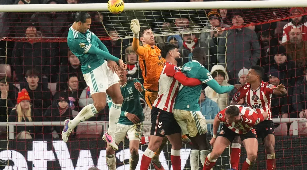 الهولندي فيرجيل فان دايك، مدافع ليفربول، يسجل هدف فريقه الوحيد خلال مواجهة سندرلاند (د.ب.أ).