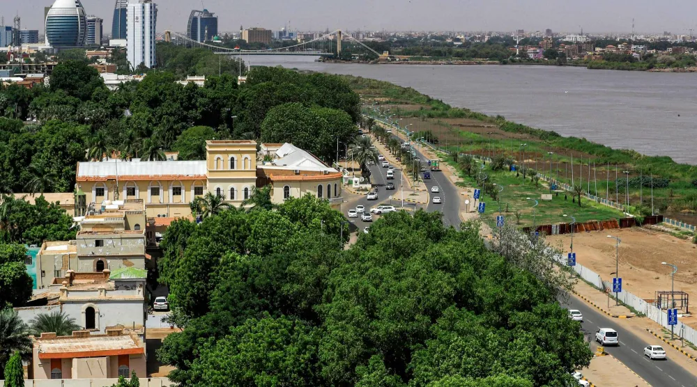 مشهد لأفق العاصمة السودانية الخرطوم على ضفاف نهر النيل الأزرق وجسر توتي الذي يربط المدينة بجزيرة توتي القريبة (أرشيفية - أ.ف.ب)