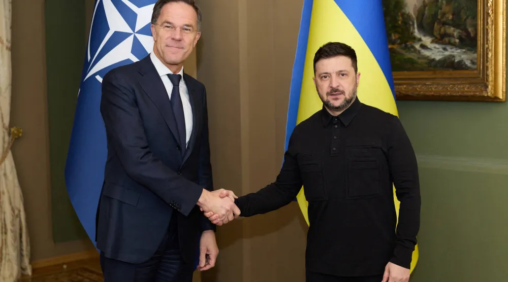 أرشيفية للرئيس الأوكراني فولوديمير زيلينسكي والأمين العام لـ«ناتو» مارك روته في كييف (أ.ف.ب)