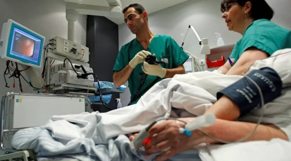 آلام البطن والإسهال والنزف الشرجي وفقر الدم تُعدُّ «إشارات تحذيرية» مبكرة قد تظهر قبل أشهر أو حتى سنوات من تشخيص سرطان القولون (أرشيفية - رويترز)