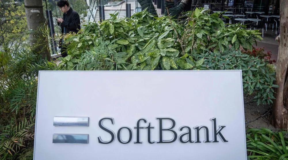 رجل يمشي أمام المقر الرئيسي لشركة «سوفت بنك» اليابانية في طوكيو (أ.ف.ب)