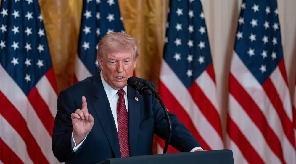 ترمب خلال تسلمه جائزة «بطل الفحم»... حيث وقع أمراً تنفيذياً لشراء الجيش الكهرباء من محطات الفحم (د.ب.أ)