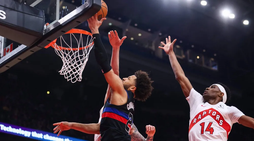 قاد كايد كانينغهام فريقه ديترويت بيستونز إلى تجاوز غياب جايلن دورين وأيزياه ستيوارت الموقوفين (أ.ف.ب)