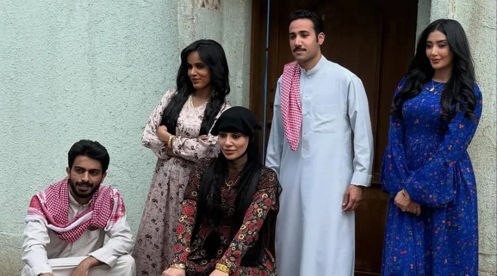 ‎⁨الممثلة إلهام علي تتوسط نجوم الموسم الجديد من مسلسل «شارع الأعشى» (حساب الفنانة في منصة إكس)⁩