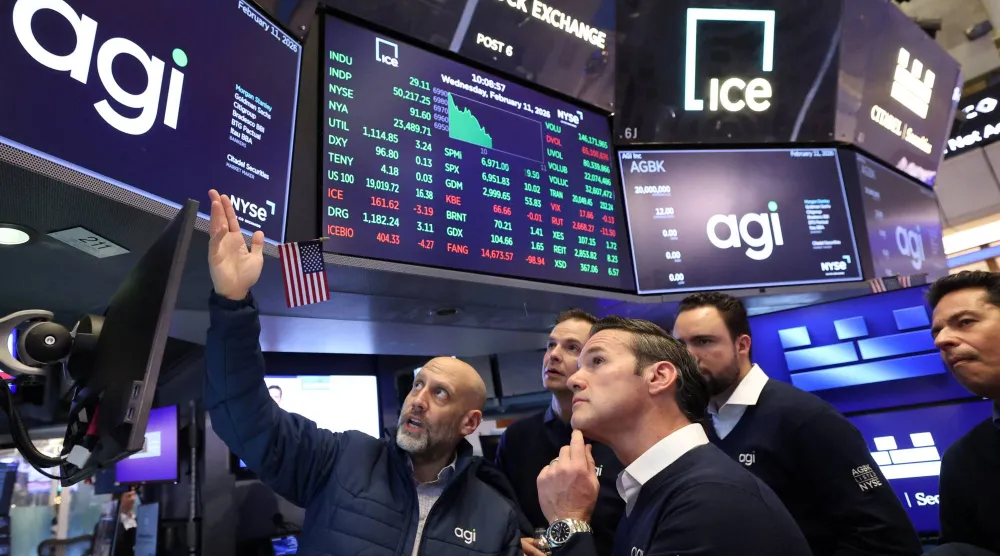 متداولون يعملون في بورصة نيويورك (رويترز)