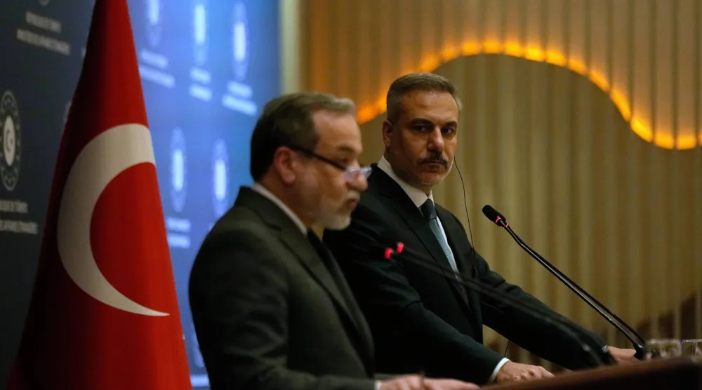 وزيرا الخارجية التركي هاكان فيدان والإيراني عباس عراقجي خلال مؤتمر صحافي مشترك في إسطنبول الجمعة (أ.ب)