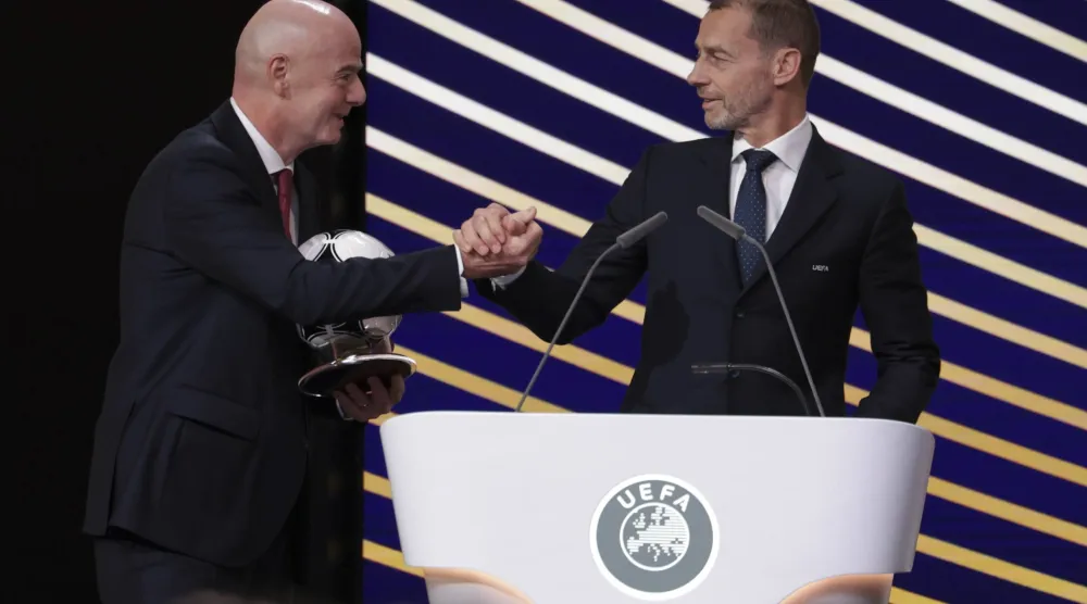 إنفانتينو وتسيفرين خلال «كونغرس يويفا» في بروكسل (إ.ب.أ)